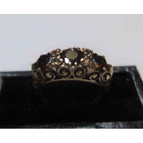 114 - 9ct yellow gold 3 stone garnet ring

Approx 3.9 grams gross,            size K/L