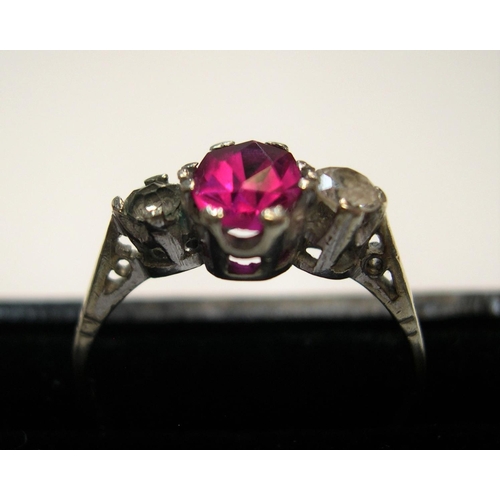 439 - 9ct yellow gold ring with a central ruby

Approx 1.8 grams gross,          size Q