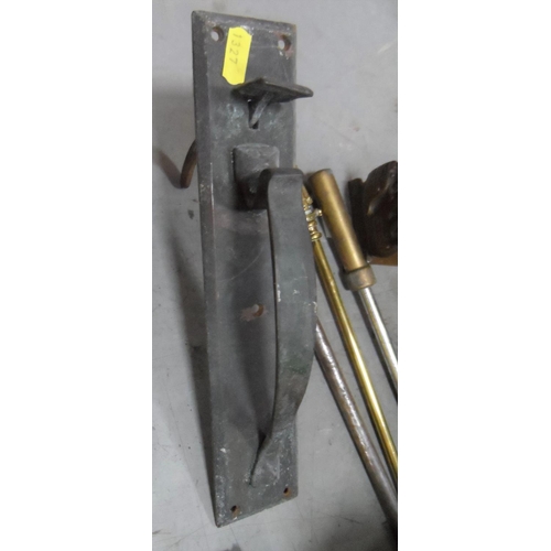503 - Wooden magazine rack, old door handle and a collection of brassware etc (Qty)