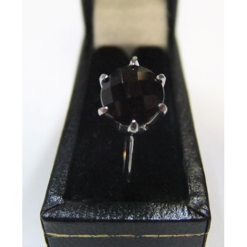 25 - 9ct white gold ring with solitaire round cut garnet ring

Approx 3 grams gross,              size N