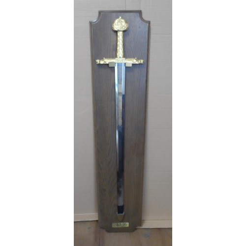 210C - Franklin Mint - The sword of Charlemagne (Charles the great) - Including oak wooden wall display - H... 