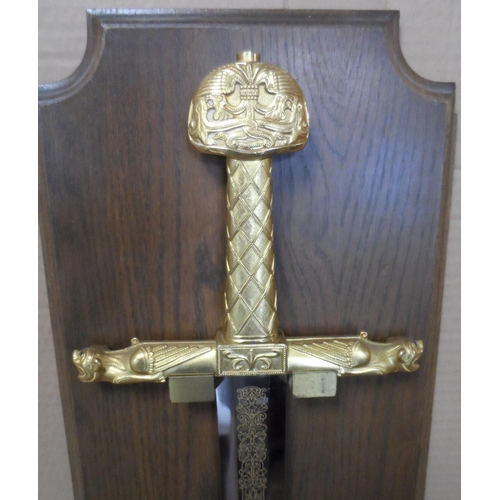 210C - Franklin Mint - The sword of Charlemagne (Charles the great) - Including oak wooden wall display - H... 