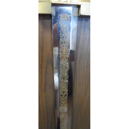 210C - Franklin Mint - The sword of Charlemagne (Charles the great) - Including oak wooden wall display - H... 