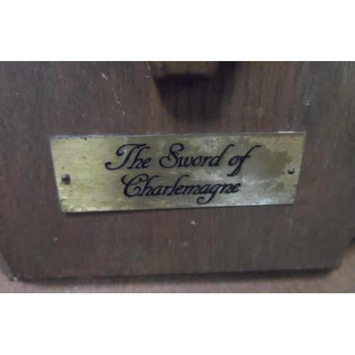 210C - Franklin Mint - The sword of Charlemagne (Charles the great) - Including oak wooden wall display - H... 