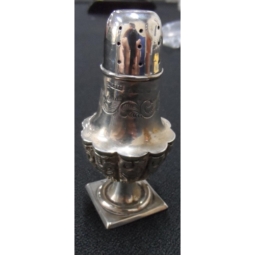 32 - Silver pepperette, London 1902,

35 grams