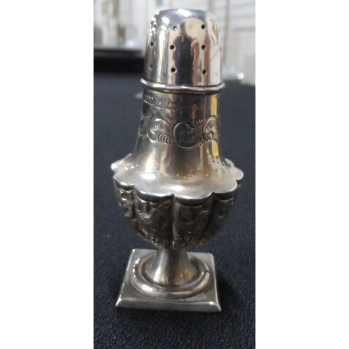 32 - Silver pepperette, London 1902,

35 grams