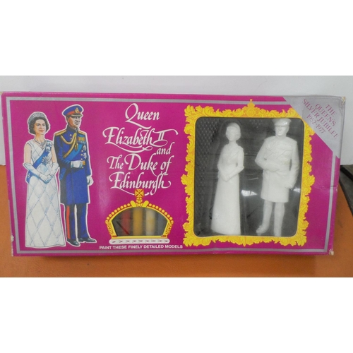 177 - Boxed Conbex 5015, Queen & Duke of Edinburgh 1977 silver jubilee models