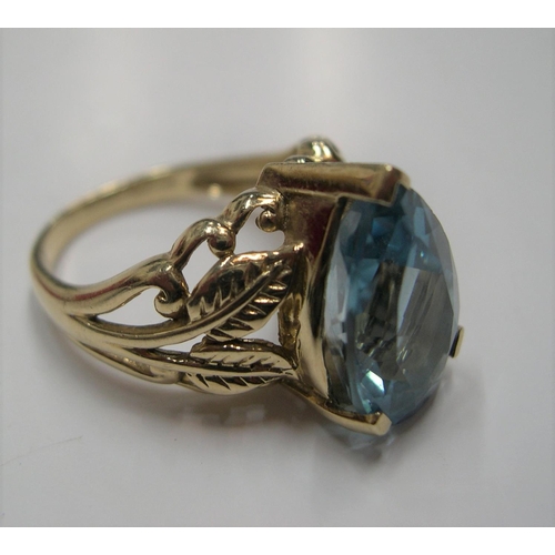 37 - 9ct yellow gold ring with large pear cut blue topaz,

stone measures approx 15mm x 10mm

Approx 5.6 ... 