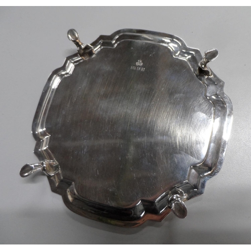 24 - Silver card tray, London 1958,

16 cm in diameter           195 grams