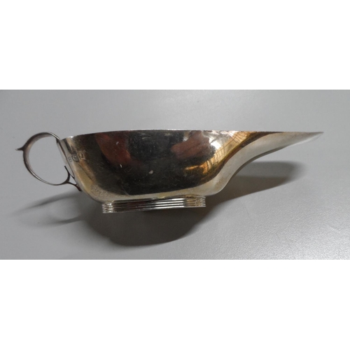 16 - Birmingham 1933 silver sauce boat in plain form,

60 grams