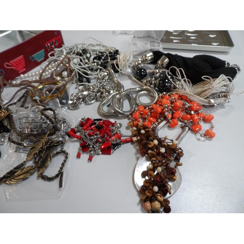 44 - Large collection of good quality ladies necklaces and brooches etc (Qty)