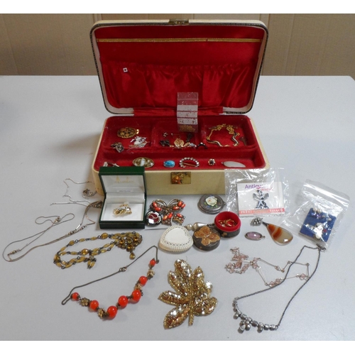 47 - Vintage ladies jewellery box containing a collection of good quality costume jewellery (Qty)