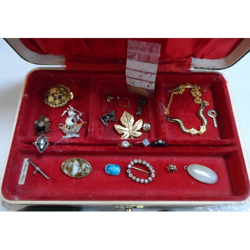 47 - Vintage ladies jewellery box containing a collection of good quality costume jewellery (Qty)