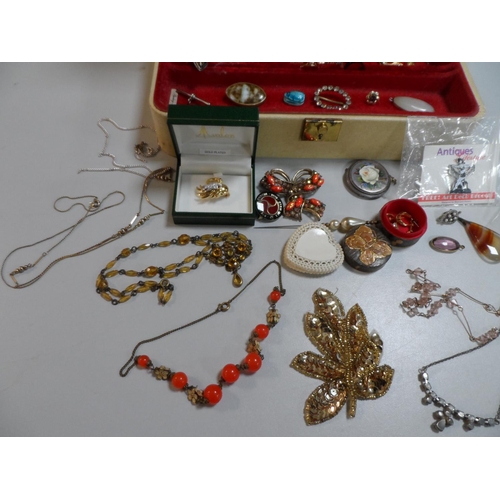 47 - Vintage ladies jewellery box containing a collection of good quality costume jewellery (Qty)