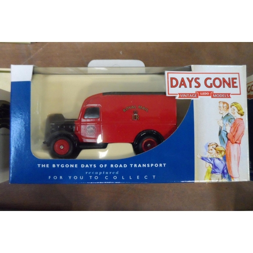 170 - Collection of die cast cars, boxed and unboxed including a matchbox 53 Flareside pickup truck etc (Q... 