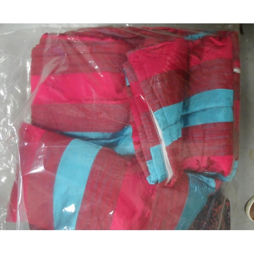 439 - Cased, good quality modern double duvet, pillow and throw set etc (Qty)