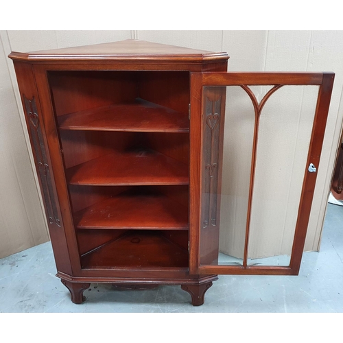 520 - Reproduction low standing corner display cabinet with key,

108 cm tall