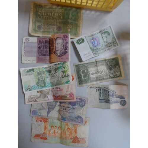 192 - Foreign coins & banknotes to include 7 euros worth of coins & a reproduction $2 Confederate banknote... 