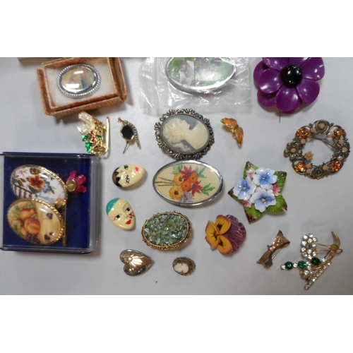 53 - Large collection of ladies brooches (Qty)