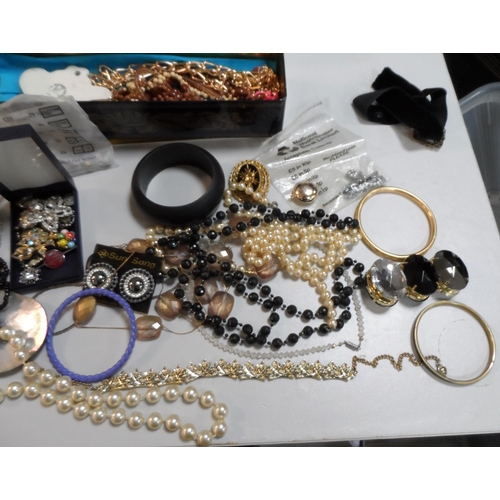 55 - Large quantity of ladies costume jewellery (Qty)