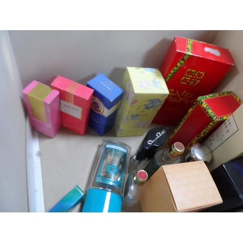 463 - Collection of ladies perfume bottles & boxes, mainly empty (Qty)