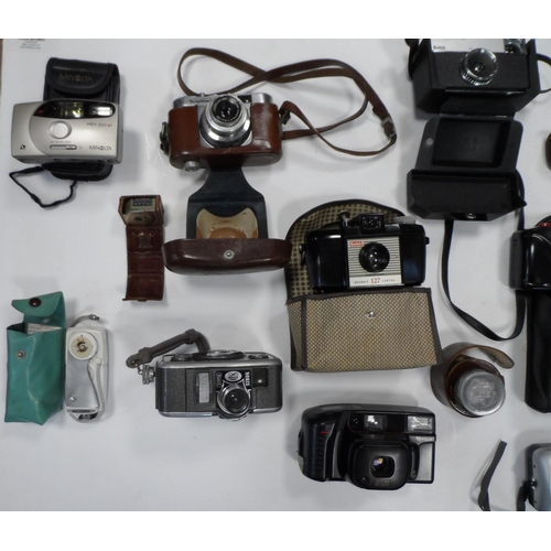 147 - Collection of vintage cameras (Qty)