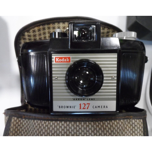 147 - Collection of vintage cameras (Qty)