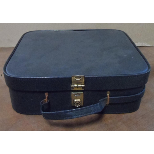 255 - A ladies vintage suitcase filled with vintage ladies gloves to include leather and lace examples (Qt... 