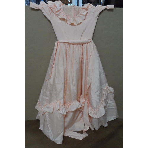 260 - Three Edwardian girls/young ladies dress (3)