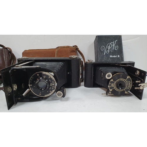 160 - Collection of vintage cameras (Qty)