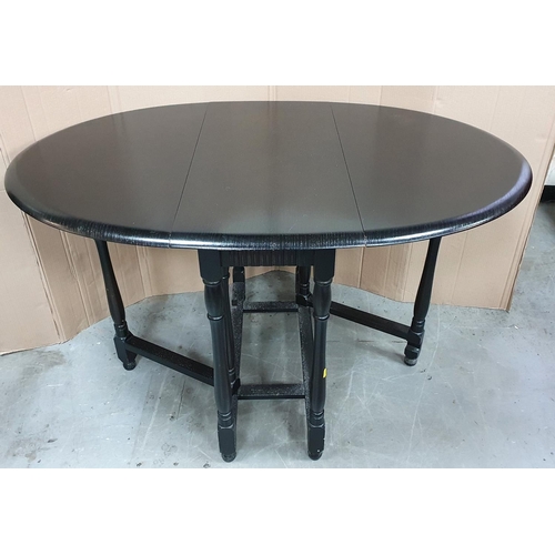 506 - Dark wood, drop leaf dining table,

128 x 86 cm