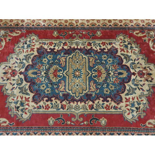 495 - Large red and beige pattern rug

270 x 180cm