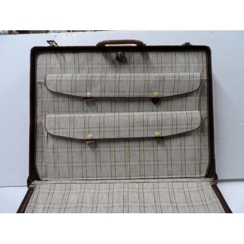 485 - Stunning mid 20thC Crocodile skin, two handled suitcase,

No makers labels