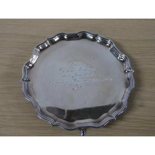14 - Engraved Sheffield silver waiter, 15 cm in diameter,

150 grams