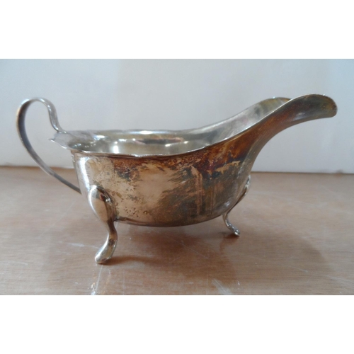 23 - Edward Viner, 1959 Sheffield silver sauce boat,

105 grams