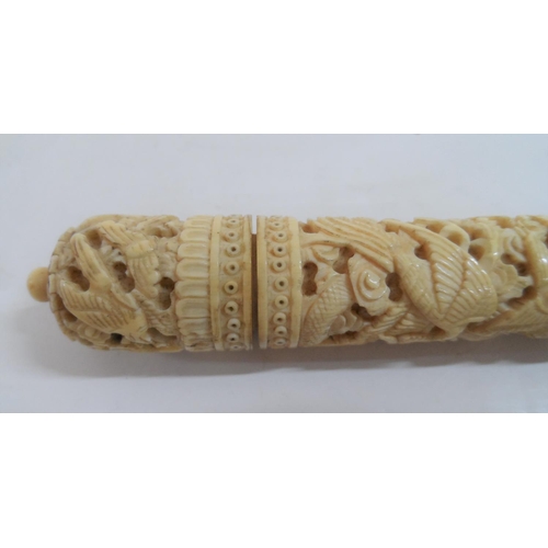 137 - Victorian Ivory bodkin holder with twist screw top complete with original bone needles,

15 cm long