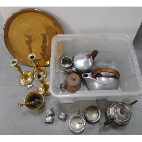 87 - Collection of metalware items to include a brass pestle & mortar, circular tray and Piquet Ware (Qty... 