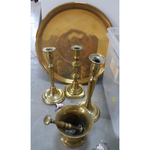 87 - Collection of metalware items to include a brass pestle & mortar, circular tray and Piquet Ware (Qty... 