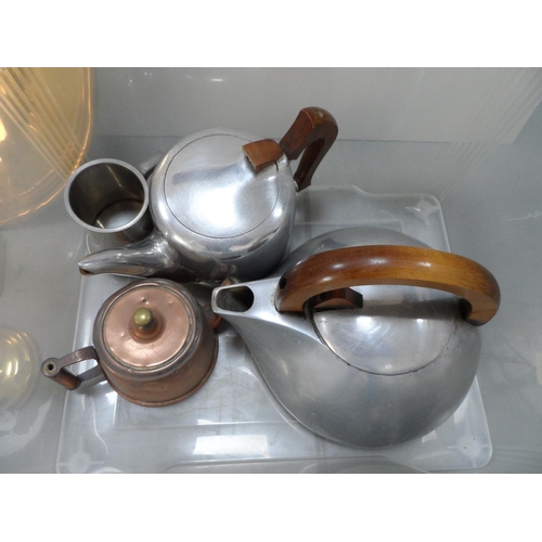 87 - Collection of metalware items to include a brass pestle & mortar, circular tray and Piquet Ware (Qty... 