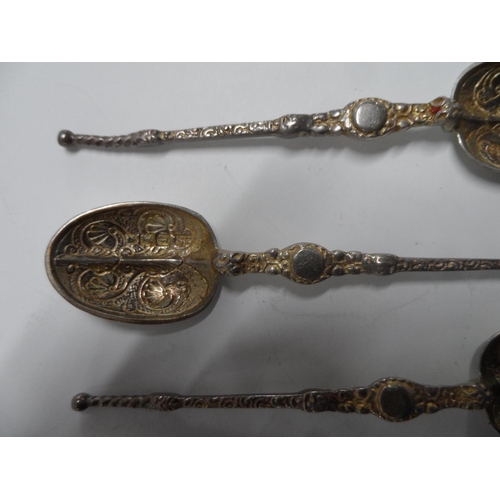 2 - Set of 6 silver gilt spoons (6),

60 grams