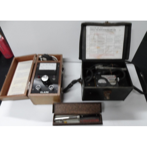 91 - Gas indicator power pack together with a vintage electric comb etc (3)
