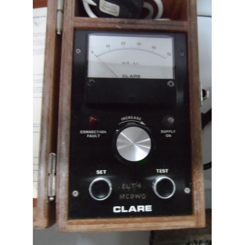 91 - Gas indicator power pack together with a vintage electric comb etc (3)