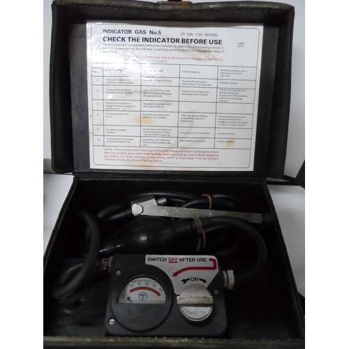 91 - Gas indicator power pack together with a vintage electric comb etc (3)