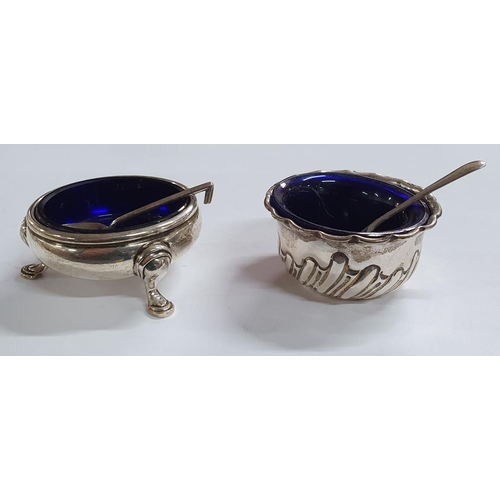 19 - A pair of silver cruets with spoons and blue glass liners, Sheffield 1892,

64 grams (without liners... 