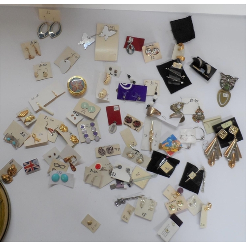 57 - Collection of unsold ladies vintage costume jewellery, mainly brooches and earrings (Qty)