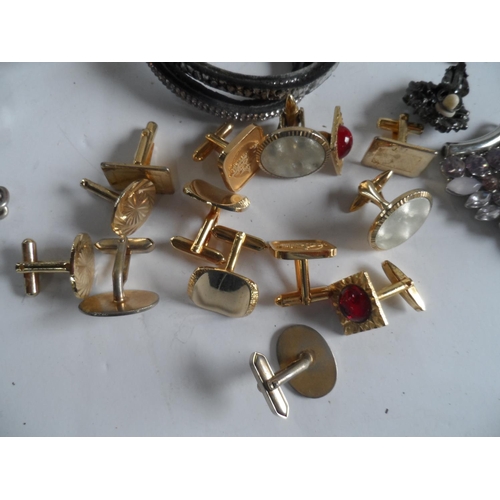 13 - Collection of watches and costume jewellery (Qty)