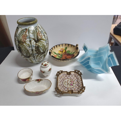 444 - Good quality ceramics set to include 3 Royal Albert country roses and an oversized hanky vase etc (7... 