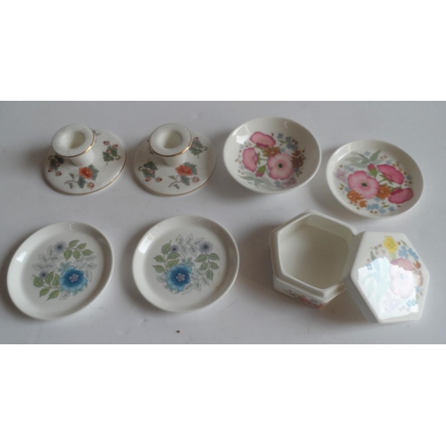 370 - Sixteen various Wedgewood items (16)