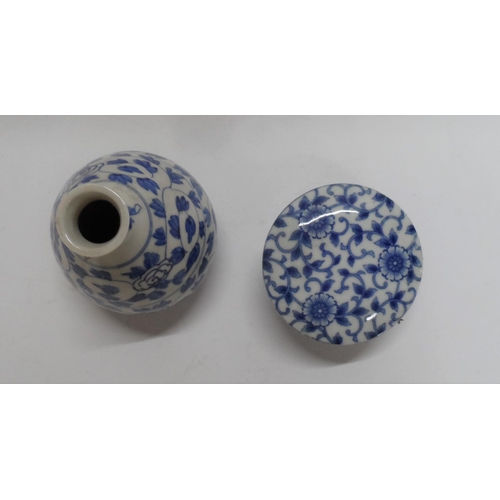 421 - Small unmarked Oriental bulbus blue & white bud vase together with a blue and white lidded trinket d... 