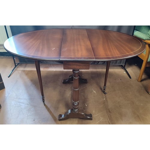 915 - An Edwardian oval and drop-leaf dining table